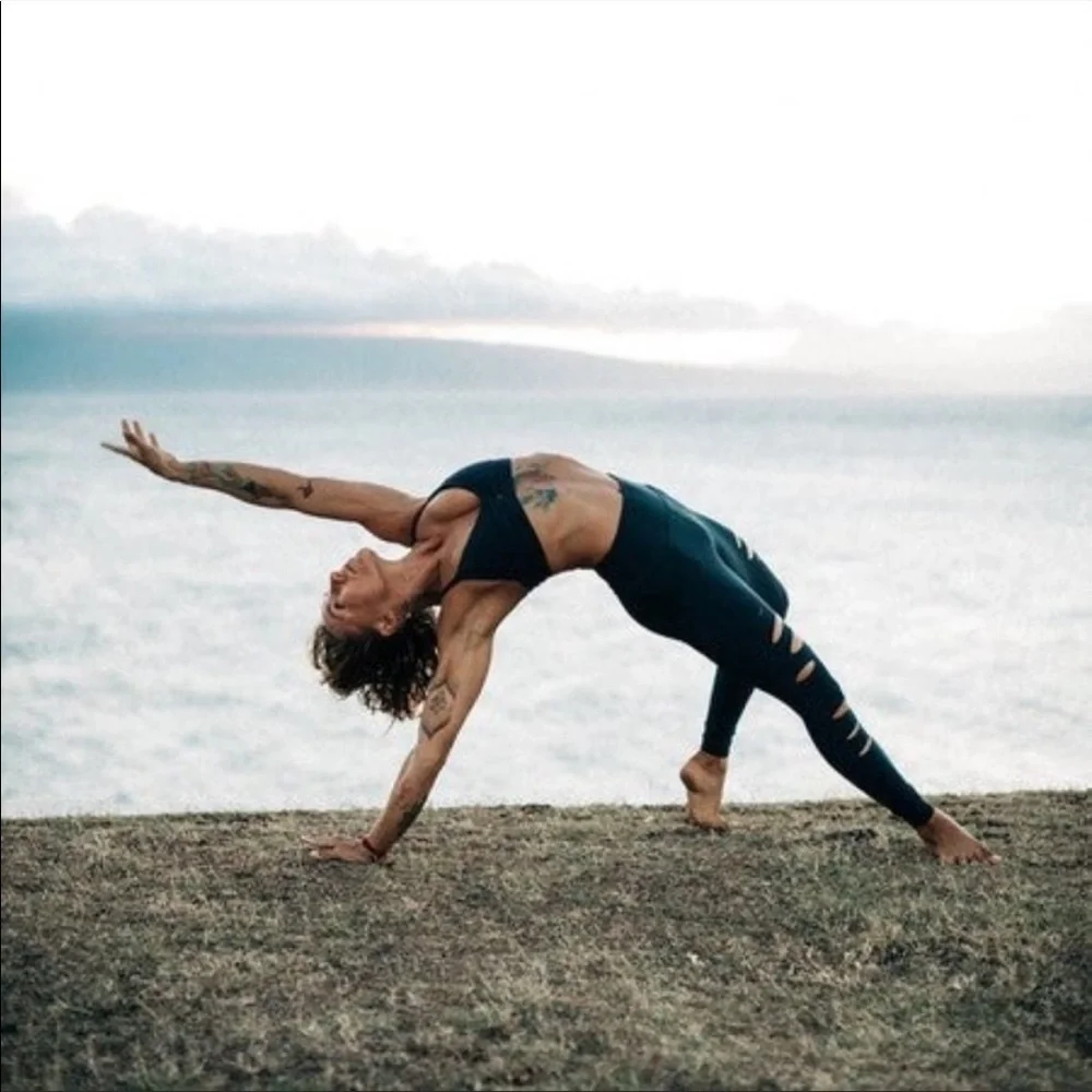 Alo Yoga High Waisted Ripped Warrior Legging in Black Size Extra‎ Small